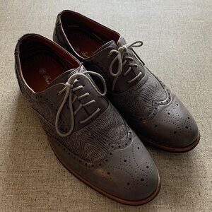 Ferro Aldo Mens Classic Wingtip in size 10/Brogue Design W/ Contrasting Textures